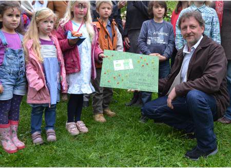 Kreissprecher Mathias Heeb beim Überreichen des Schecks an den Grafschafter Nachwuchs.